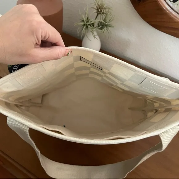 Vans Checkered Tote with Black and White Pattern - Picture 4 of 4